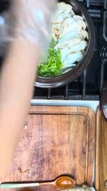 자연송이는 흙을 닦아내고 채 썰어 소금과 들기름으로 양념합니다. — 향긋한 자연송이 옹기솥밥 레시피