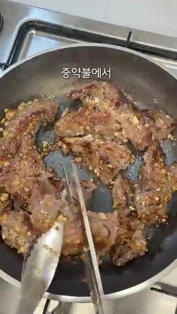 양념한 고기는 냉장고에 30분간 숙성시켜주세요. 숙성된 고기는 중약… — 마늘폭탄갈비 (Garlic Bomb Ribs)
