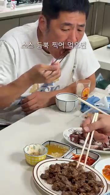 구운 갈비에 마늘 소스를 듬뿍 찍어 먹으면 느끼함은 잡고 끝도 없이… — 마늘폭탄갈비 (Garlic Bomb Ribs)