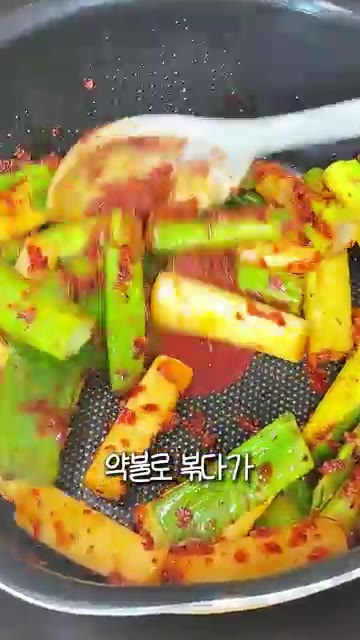 고추기름이 올라오면 물을 붓고 센 불로 올려 팔팔 끓여줍니다. — 얼큰 버섯탕 | 고기 없이 끓여도 깊고 칼칼한 초간단 버섯육개장
