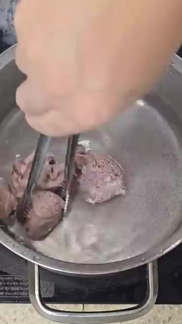 냄비에 물 500ml를 붓고 데친 아롱사태와 다시마를 넣어 10분… — 쫀득근막 아롱사태 물없는 장조림