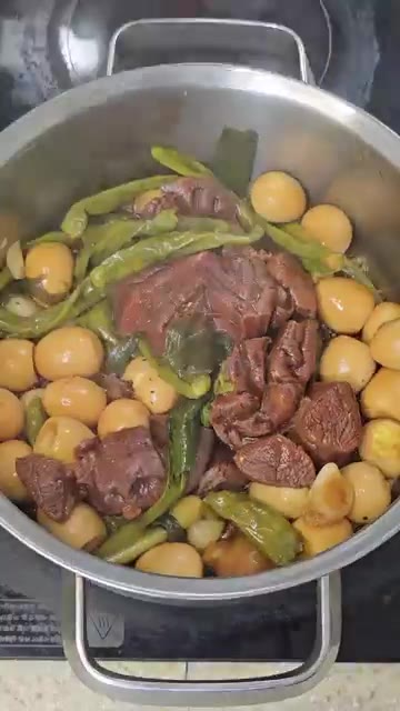 대파, 통마늘 10쪽, 꽈리고추 15개를 넣고, 메추리알을 듬뿍 넣… — 쫀득근막 아롱사태 물없는 장조림