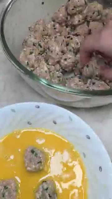 반죽을 동그랗고 납작하게 빚어 계란물을 입혀줍니다. — 돼지 안심 동그랑땡 만들기