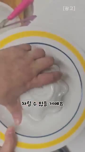 고소한 참기름과 통깨를 뿌려주면 부럽지 않은 새우 달걀 볶음밥 완성… — 중국집 부럽지 않은 고소함! 굴소스 한 스푼으로 끝내는 초간단 새우달걀볶음밥