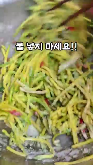 팬에 식용유를 넉넉히 두릅니다. — 물 없이 겉바속쫀! 애호박전 레시피