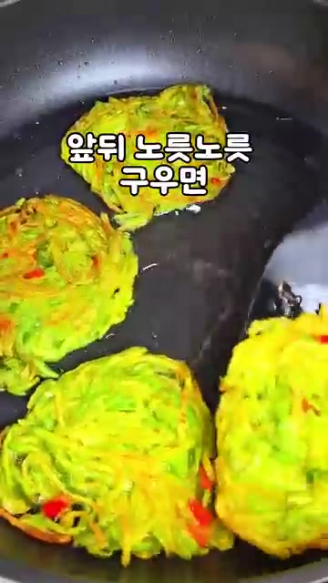 반죽을 팬에 듬뿍 올려 앞뒤로 노릇노릇하게 구워줍니다. — 물 없이 겉바속쫀! 애호박전 레시피