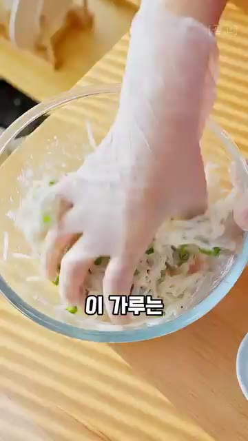 볶은 무채에 다진 새우살과 대파, 고구마 전분 1큰술을 넣고 재료를… — 무채새우전 레시피: 비법 가루로 바삭 쫀득하게 만드는 법