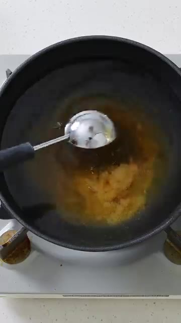 물이 끓어오르면 중불로 줄이고, 전분 1.5큰술과 물 3큰술을 섞은… — 성시경 계란 해장탕 레시피