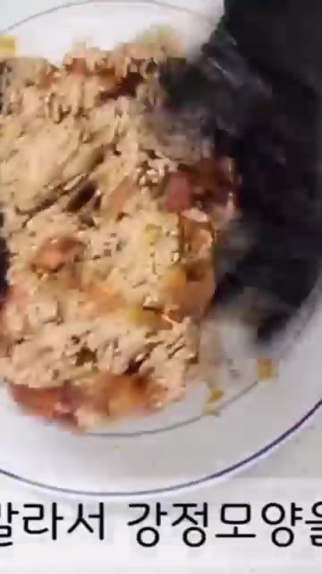 손에 식용유를 발라 강정 모양을 만들면 조청이 손에 묻지 않습니다. — 고구마 조청으로 만든 수제 강정 레시피