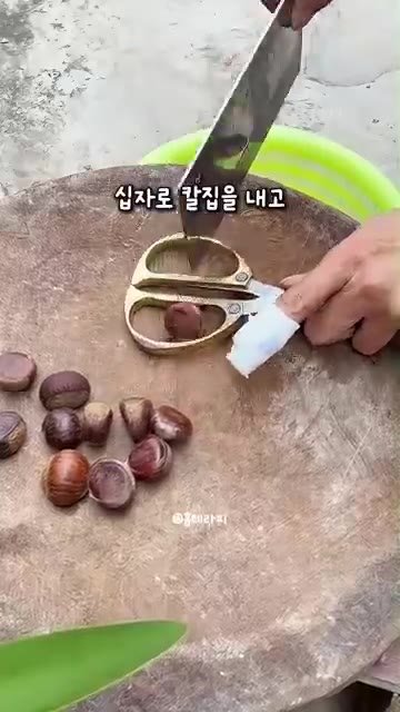 냄비에 밤과 물, 설탕 1큰술, 식용유 1큰술을 넣습니다. — 밤 껍질 1초 만에 쏙 벗겨지는 손쉬운 밤 삶는 법!