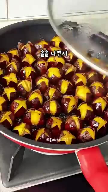 뚜껑을 덮고 삶아주면 고소한 냄새가 나기 시작해요. — 밤 껍질 1초 만에 쏙 벗겨지는 손쉬운 밤 삶는 법!