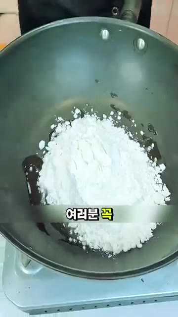 걸음 주머니를 준비하여 갈아놓은 호박즙을 전부 붓고 힘껏 짜서 즙을… — 호박잎으로 탱글탱글 초록색 묵 만드는 초간단 비법