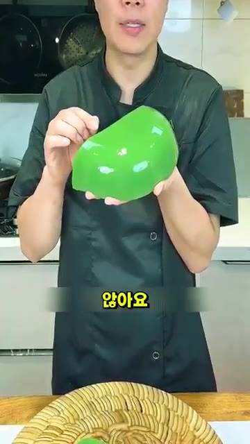 뚜껑을 덮고 그대로 자연스럽게 식힌다. 냉장고에 넣으면 나중에 자를… — 호박잎으로 탱글탱글 초록색 묵 만드는 초간단 비법