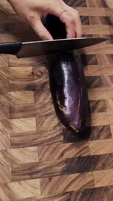 가지를 적당한 크기로 썰어 전자레인지 용기에 담고 물을 약간 넣은… — 전자레인지로 간단하게 만드는 매콤한 가지무침!