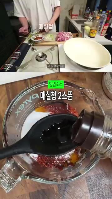 큼직하게 썬 감자를 넣고 준비한 양념장을 넣어 잘 섞어줍니다. — 매콤하고 뜨끈한 감자 목살 짜글이 레시피