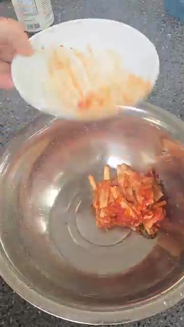 신김치에 설탕 반 큰술, 들기름, 깨를 넣고 조물조물 무쳐줍니다. — 우리 엄마 초간단 요리 묵사발!