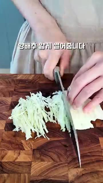 햄은 끓는 물에 5분 정도 데쳐줍니다. — 집에 있는 재료로 추억의 사라다빵 만들기