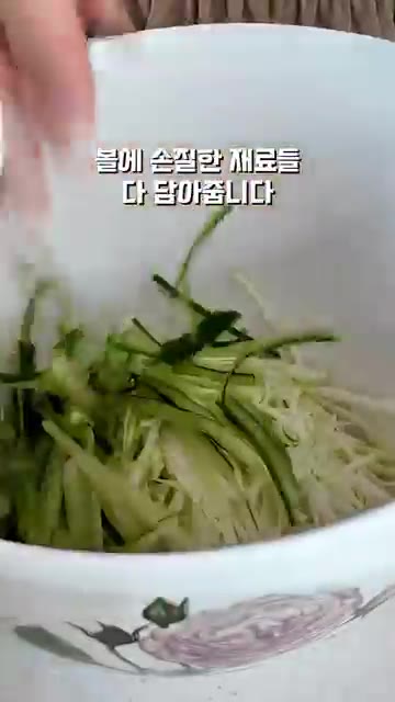 당근이 없어 사과를 얇게 썰어줍니다. — 집에 있는 재료로 추억의 사라다빵 만들기