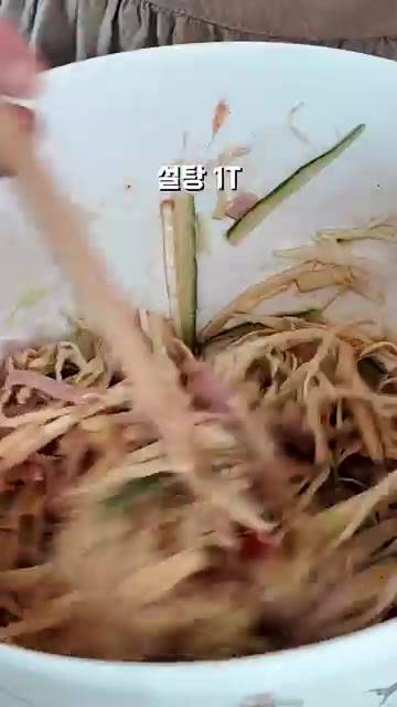 볼에 썰어둔 양배추, 오이, 사과, 햄을 넣고 마요네즈, 케첩, 설… — 집에 있는 재료로 추억의 사라다빵 만들기