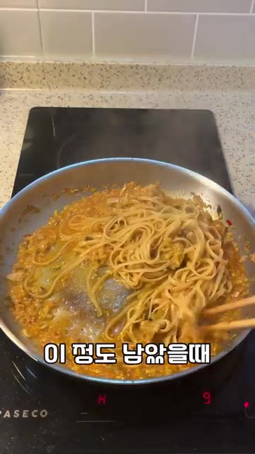 물이 어느 정도 졸아들고 파스타면이 익었을 때, 버터 30g 정도를… — 원팬 김치 버터 파스타 레시피