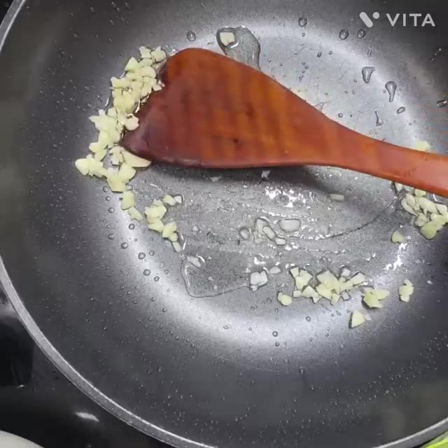 팬에 식용유 2큰술을 두르고 마늘을 넣어 중약불에서 노릇하게 향을… — 매콤달콤 가지 꽈리고추 소고기 볶음 레시피