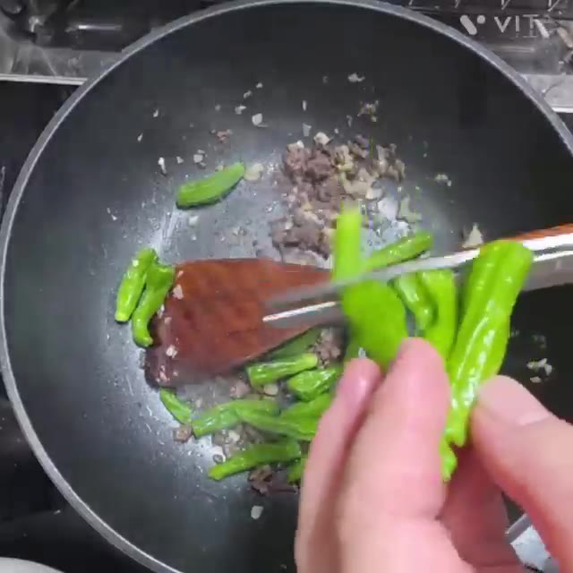 고기 겉면이 익으면 꽈리고추를 넣고 약 1분간 함께 볶아 고기 기름… — 매콤달콤 가지 꽈리고추 소고기 볶음 레시피