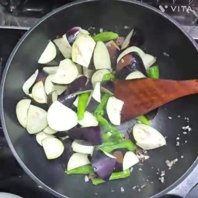 전자레인지로 수분을 제거한 가지를 넣고, 고춧가루 2큰술, 굴소스… — 매콤달콤 가지 꽈리고추 소고기 볶음 레시피