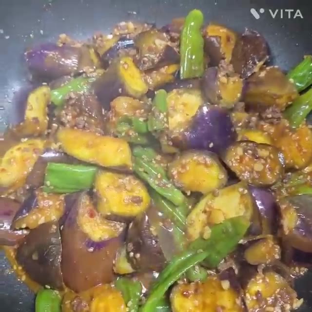양념이 재료에 골고루 배고 꽈리고추가 살짝 숨이 죽으면 불을 끕니다… — 매콤달콤 가지 꽈리고추 소고기 볶음 레시피