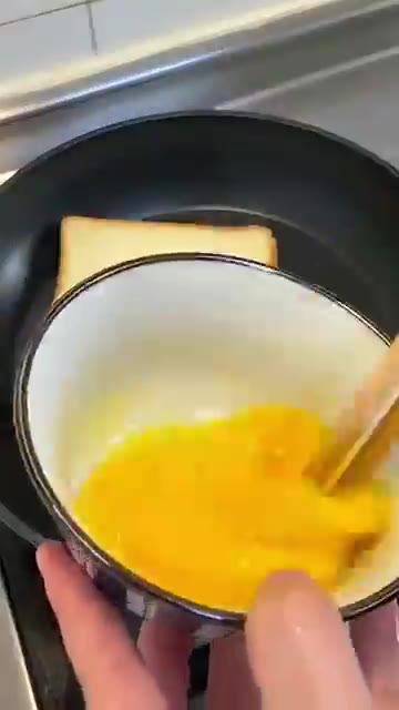 식빵을 노릇하게 구워줍니다. — 아침 메뉴 고민 끝! 담백함 끝판왕 아보카도 에그 토스트 🍞🥑🍳