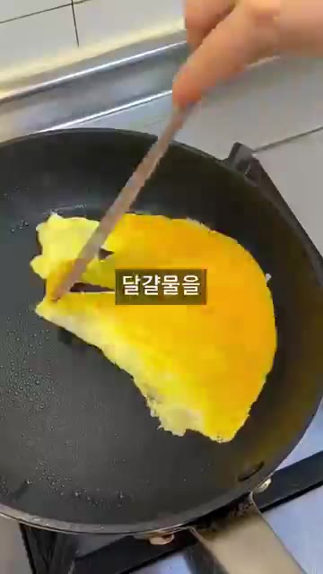 팬에 계란물을 부어 부드럽게 스크램블 에그를 만들어줍니다. — 아침 메뉴 고민 끝! 담백함 끝판왕 아보카도 에그 토스트 🍞🥑🍳