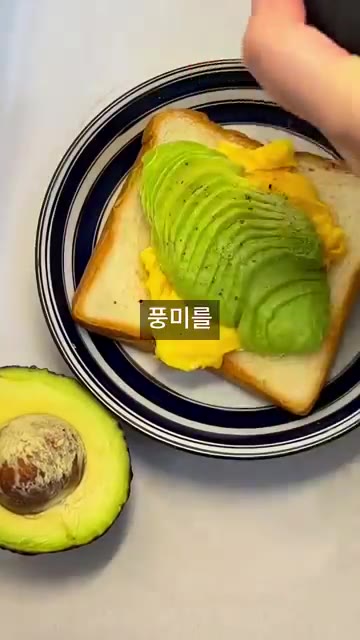 후추를 톡톡 뿌려 풍미를 더해줍니다. — 아침 메뉴 고민 끝! 담백함 끝판왕 아보카도 에그 토스트 🍞🥑🍳