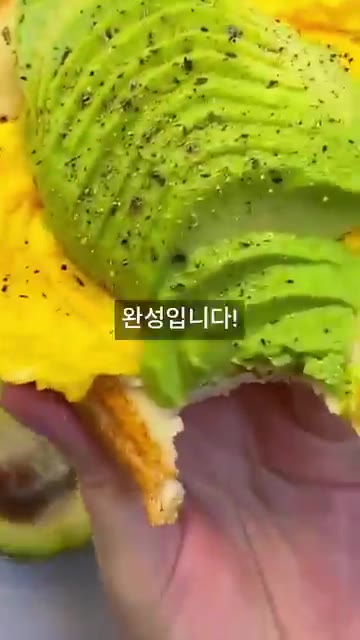 고소함이 터지는 건강한 아보카도 에그 토스트가 완성되었습니다. — 아침 메뉴 고민 끝! 담백함 끝판왕 아보카도 에그 토스트 🍞🥑🍳