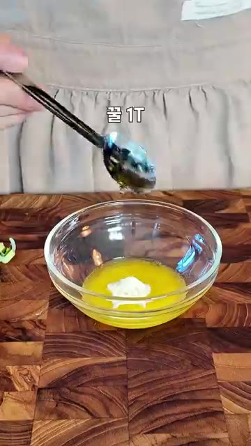 대파를 송송 썰어줍니다. 볼에 녹인 버터 1큰술, 마요네즈 1큰술,… — 맨날 먹던 식빵, 이렇게 먹어봤어요! 대파치즈토스트