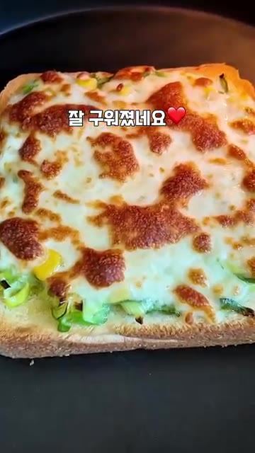 마지막으로 피자치즈를 듬뿍 올려줍니다. — 맨날 먹던 식빵, 이렇게 먹어봤어요! 대파치즈토스트