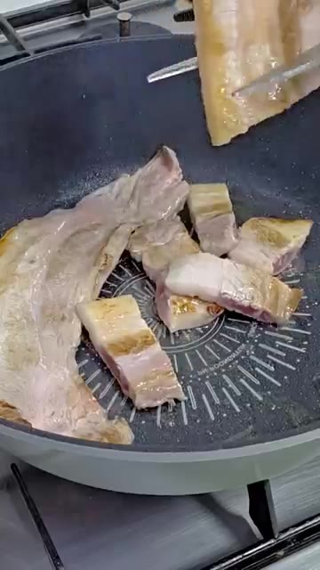 팬에 삼겹살을 넣고 노릇하게 구워 기름을 제거한다. — 초간단 오삼불고기 레시피