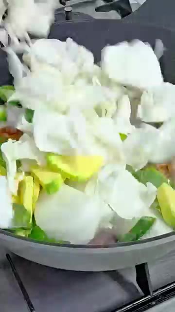 썰어둔 오징어와 채소를 넣고 함께 볶는다. — 초간단 오삼불고기 레시피