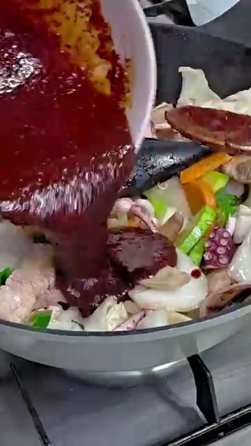 만들어둔 양념장을 넣고 모든 재료가 잘 어우러지도록 볶는다. — 초간단 오삼불고기 레시피