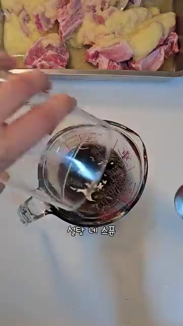 돼지갈비 핏물을 빼고, 양파와 사과를 믹서에 갈아준다. 핏물 뺀 돼… — 초간단 돼지갈비찜 레시피