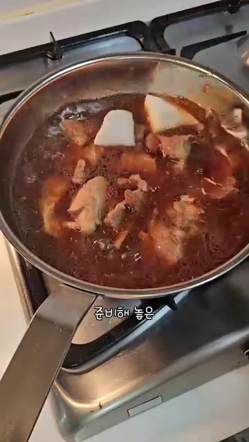 압력솥에서 익힌 고기를 일반 냄비에 옮겨 담고 준비한 야채를 넣어… — 초간단 돼지갈비찜 레시피