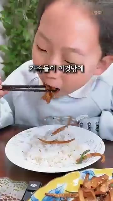 마지막에 간장 1스푼과 참깨를 넣고 볶아 마무리한다. — 집들이 때 대박 난 새송이버섯볶음 레시피 !