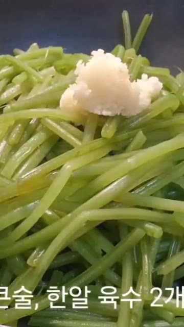 팬에 식용유 1큰술, 국간장 1큰술 반, 액젓 1큰술, 간마늘 1큰… — 고구마 줄기 볶음 황금 레시피