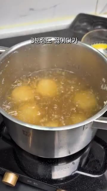 풀어둔 계란 2개를 둘러 넣습니다. — 육수 없이 5분 완성! 초간단 계란 만둣국
