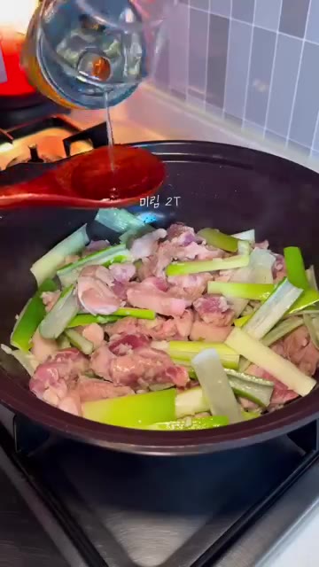 팬에 기름을 두르고 다진 마늘을 넣어 볶다가 돼지고기를 넣고 볶아준다. — 파는 맛 제대로 나는 고추장찌개!