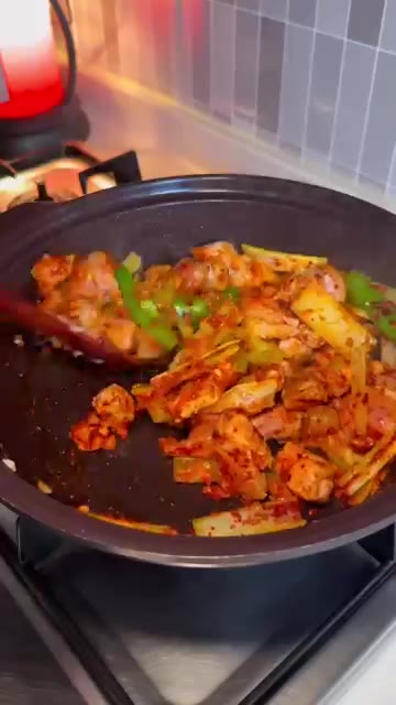 대파를 넣고 함께 볶아준다. — 파는 맛 제대로 나는 고추장찌개!