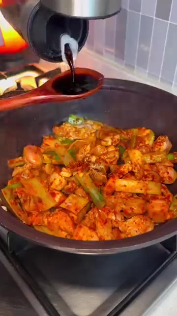 미림 2큰술, 고춧가루 2큰술을 넣고 볶아준다. — 파는 맛 제대로 나는 고추장찌개!