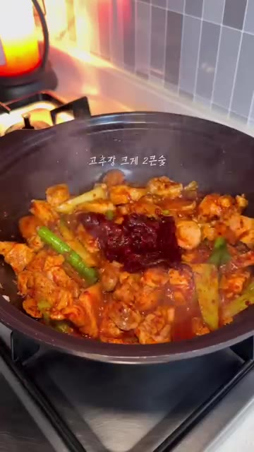 간장 2큰술, 참치액 1큰술, 설탕 1큰술을 넣고 중불로 볶아준다. — 파는 맛 제대로 나는 고추장찌개!
