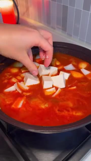 새우젓 1큰술을 넣고 20분 정도 끓여준다. — 파는 맛 제대로 나는 고추장찌개!