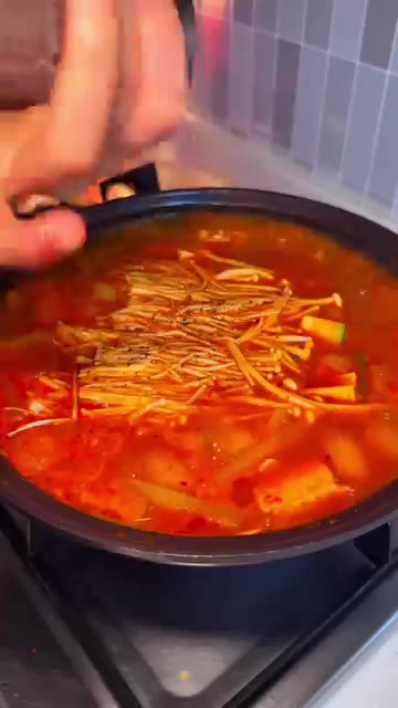 후추를 뿌려 마무리한다. — 파는 맛 제대로 나는 고추장찌개!