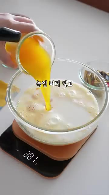 우유와 녹인 버터를 넣고 섞어줍니다. — 촉촉 꾸덕 노밀가루 초코케이크 만들기