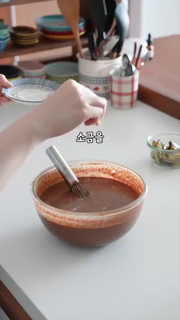 반죽을 체에 한번 내려 용기에 70% 정도 채워줍니다. — 촉촉 꾸덕 노밀가루 초코케이크 만들기